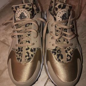 Pair of size 9 sneakers Nike huarache small scuff mark as shown on picture